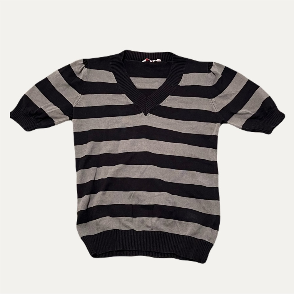 Grunge Black and grey v-neck short-sleeve striped sweater shirt